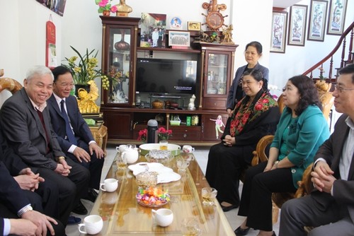 Party and State officials pay Tet visits to former leaders and disadvantaged people - ảnh 2